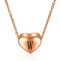 Detailopname van roségouden hart hanger met gegraveerde letter W en spiegelglans - Roségoud W