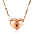 Detail van 3D roségouden hartvormige hanger met letter V op een schakelketting - Roségoud V