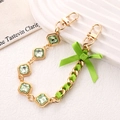 Cadena para móvil con cristales verdes, lazo de seda y eslabones dorados - Cadena de Mano (K5371) / Cadena de Mano con Lazo de Satén y Strass Verde Hierba