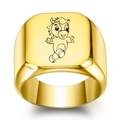 Vue détaillée d'une bague chevalière carrée plaquée or avec motif de zodiaque gravé - Cheval d'Or