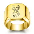 Détail d'une bague carrée en acier inoxydable plaqué or 18 carats avec gravure de bœuf - Taille 6 / Style Boeuf / Or