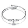 Dettaglio del bracciale in acciaio inossidabile intrecciato con cuore inciso lettera T - Lettera I (Dado I)