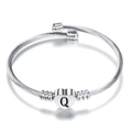Dettaglio del bracciale a filo d'argento con ciondolo a cuore lucido e lettera Q incisa - Lettera Q (Dado Q)