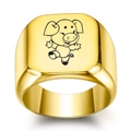 Détail d'une bague carrée en acier doré 18K avec gravure de cochon de dessin animé - Cochon d'Or