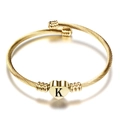 Detail van 18K gouden kabelarmband met hartvormige hanger gegraveerd met de letter K - Letter K