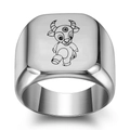 Vue macro détaillée d'une bague chevalière polie avec gravure de signe zodiacal de bœuf - Bœuf d'Argent