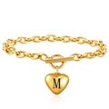 Detail van gouden armband met hartvormige hanger, gegraveerde letter M en een toggle sluiting - Letter M