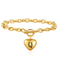 Detail van 18K gouden hart hanger met letter Q op roestvrijstalen armband met OT-sluiting - Letter Q