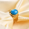 Détail d'une bague vintage plaquée or 18 carats avec une grande pierre turquoise ovale - US 7 / Bleu