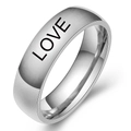 Vista macro de anillo de acero inoxidable de 5mm con texto Love grabado con láser negro - US 7 / Color Acero Love