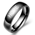 Vista detallada del anillo de acero negro pulido con texto HOPE grabado con láser - Negro HOPE