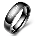 Vista detallada del anillo de acero negro con grabado Faith a láser y acabado cepillado - US 7 / Negro FAITH