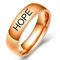 Primer plano del anillo de acero inoxidable oro rosa con grabado HOPE en la banda exterior - Oro Rosa HOPE