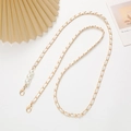 Detalle de cadena dorada con cuero blanco y perlas para correa de teléfono móvil - Blanco
