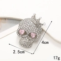 Broche couronne tête de mort argentée avec strass blancs et yeux en cristal rose - Crâne à Couronne Argent (D2140)