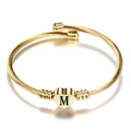 18K vergulde kabelarmband met hartvormige hanger en gegraveerde letter M - M