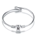 Bracciale a filo d'acciaio inossidabile argento con ciondolo a cuore e lettera M incisa - Lettera M (Dado M)