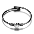 Zilveren gedraaide kabelarmband met hartvormige hanger en gegraveerde letter M - Letter M Stijl
