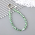 Detalle del colgante para móvil con cuentas de cristal verde y un dije de perro globo plateado - Verde (Colgante Perro Globo)