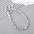 Detalle de cuentas de cristal rosa y dije de perro globo plateado en un llavero artesanal - Rosa (Colgante Perro Globo)