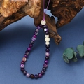 Dettaglio ravvicinato delle perle di agata viola su un cinturino per telefono fatto a mano - Catena per cellulare / K3406 Agata a strisce viola + giada bianca Bodhi catena per telefono