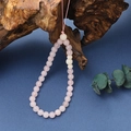Dettaglio ravvicinato della tracolla per cellulare in perle di cristallo rosa su legno - Catena per cellulare / K340 Italianoa Pietra naturale di cristallo rosa + giada bianca Bodhi catena per telefono