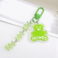 Détail d'un porte-clés ours vert en acrylique avec texte FRIENDS et petits oursons - Vert