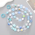 Dragonne de téléphone en perles bleu clair avec breloques lapin et fermoir ressort - Série Bleue