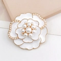 Détail macro d'une fleur de camélia blanche avec bordure dorée et centre perlé - Blanc (D1929)