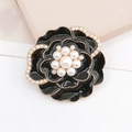 Élégante broche camélia avec pétales en émail noir et accents de perles blanches au centre - Noir (D1930)