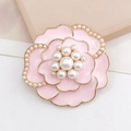 Détails d'un accessoire camélia rose avec bords dorés et accents de perles - Rose (D1928)