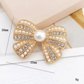 Vue détaillée d'une breloque nœud de 35mm en perles et alliage avec strass - Nœud Papillon en Strass en Bande (D018)