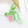 Porte-clés cochon en acrylique rose avec fermoir en métal vert et chaîne décorative - Chaîne Verte Cochon Rose