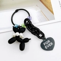 Detail van zwarte matte ballonhond sleutelhanger met parelketting en hartje - Zwart