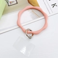 Details von rosa Silikon-Handgelenkschlaufe mit Metallring und transparentem Handy-Patch - Rosa