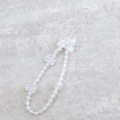 Detail einer perlenbesetzten Handy-Handschlaufe mit weißen Perlen und Schleifen - Handykette / Weiß (K1681)
