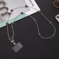 Detailansicht der silbernen Handykette mit schwarzen Blumen und transparentem TPU-Pad - Schwarzes Blumen-Stil (K887+Patch)