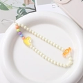 Correa de mano para móvil con cuentas de acrílico y colgantes de pato amarillo y corazón - Estilo Pato y Caramelo - Blanco (K1856)