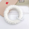 Détail du bracelet de téléphone en peluche blanche avec anneau mat sur un smartphone - Bracelet / Blanc (K1920)