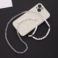 Détail de la dragonne de téléphone avec perles LOVE et dorées sur coque blanche - Blanc