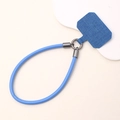 Détail de la dragonne en cuir bleu clair avec connecteur bleu foncé et anneau en métal noir - Bleu