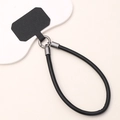 Détail de la dragonne de téléphone en cuir noir avec anneau de dégagement rapide - Noir