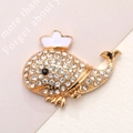 Dettaglio della spilla a balena dorata con strass bianchi e una piccola corona - Balena con Corona / Base Oro Bianco (D1361)