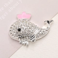 Macro di charm a forma di balena con strass bianchi e una piccola corona rosa sopra - Balena con Corona / Base Argento Rosa (D1366)
