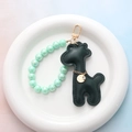 Detalle de llavero de jirafa de cuero verde oscuro con perlas irisadas y placa Lucky - Charm / Colgante de Cuentas de Sirena (Ciervo Verde)