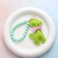 Detalle de llavero caniche de cuero verde con cuentas y mosquetón de metal dorado - Charm / Ciervo con Lazo de Sirena (Verde)