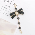 Elegantes Tweed-Schleifen-Armband mit Perlen und Kleeblatt-Anhängern an Goldketten - Armband / Schwarz