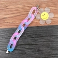 Detail einer mattierten rosa-blauen Acrylkette mit lachendem Blumenanhänger und Silberverschluss - K574 Blaues Sonnenblumenarmband