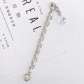 Detail van dubbele metalen ketting met witte hartkralen en kristallen hart hanger - Hart Stijl (K586)