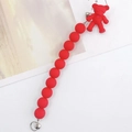 Vue macro du cordon de téléphone perlé en silicone rouge mat avec breloque d'ours mignonne - Style Ours Câlin (K659)